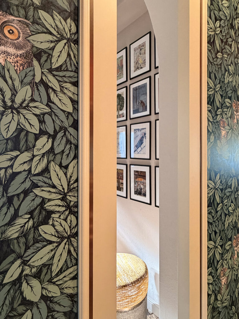 Ingresso di carattere con pavimento palladiana recuperato, porta ad arco su misura e lampadario di design moderno struttura rossa.
